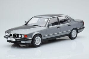 BMW Серия 7 E32 740i Сребрист MCG 1:18