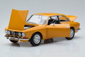 Alfa Romeo 1750 GTV Жълт Norev 1:18 187910 Метал — снимка 2 от 7