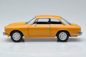Alfa Romeo 1750 GTV Жълт Norev 1:18 187910 Метал — снимка 4 от 7