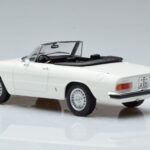 Alfa Romeo 2000 Spider Бял Norev 1:18 - image 6 of 7
