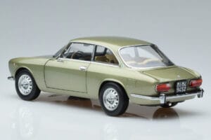 Alfa Romeo GTV 2000 Зелен Ограничено Издание Norev 1:18 187913 Метал — снимка 6 от 7