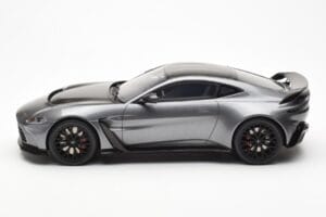 Aston Martin V12 Vantage Magnetic Сребърен GT Spirit 1:18 GT443 Смола — снимка 3 от 6