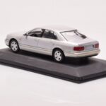Audi A8 D2 Сребрист Зелена Ивица Minichamps 1:43 - image 3 of 4