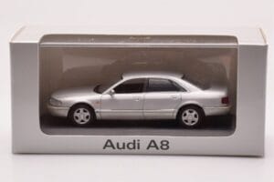 Audi A8 D2 Сребрист Зелена Ивица Minichamps 1:43 AUDI-264455 Метал — снимка 4 от 4