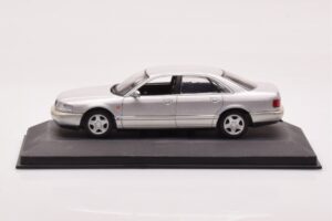 Audi A8 D2 Сребрист Зелена Ивица Minichamps 1:43