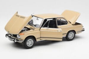 BMW 2002 Ti E10 Sahara Бежов Kyosho 1:18 08541BG Метал — снимка 2 от 8