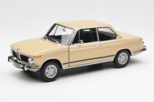 BMW 2002 Ti E10 Sahara Бежов Kyosho 1:18