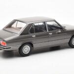 BMW 520i E28 Сив MCG 1:18 - image 2 of 6