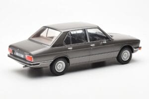 BMW 520i E28 Сив MCG 1:18 MCG18121 Метал — снимка 2 от 6