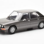 BMW 520i E28 Сив MCG 1:18