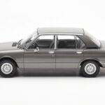 BMW 520i E28 Сив MCG 1:18 - image 3 of 6