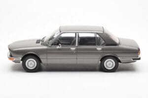 BMW 520i E28 Сив MCG 1:18 MCG18121 Метал — снимка 3 от 6