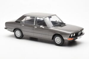 BMW 520i E28 Сив MCG 1:18 MCG18121 Метал — снимка 4 от 6