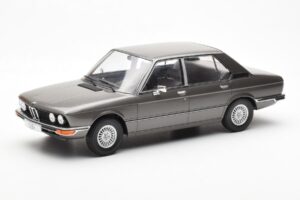 BMW 520i E28 Сив MCG 1:18