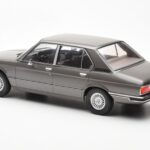 BMW 520i E28 Сив MCG 1:18 - image 5 of 6