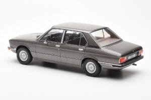 BMW 520i E28 Сив MCG 1:18 MCG18121 Метал — снимка 5 от 6