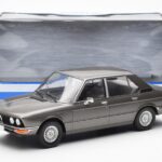 BMW 520i E28 Сив MCG 1:18 - image 6 of 6