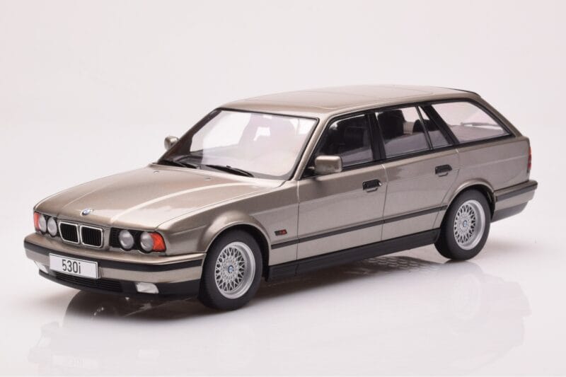 BMW 530i E34 Touring Сив Металик MCG 1:18