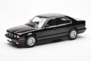 BMW 540i E34 Черен Metallic MCG 1:18