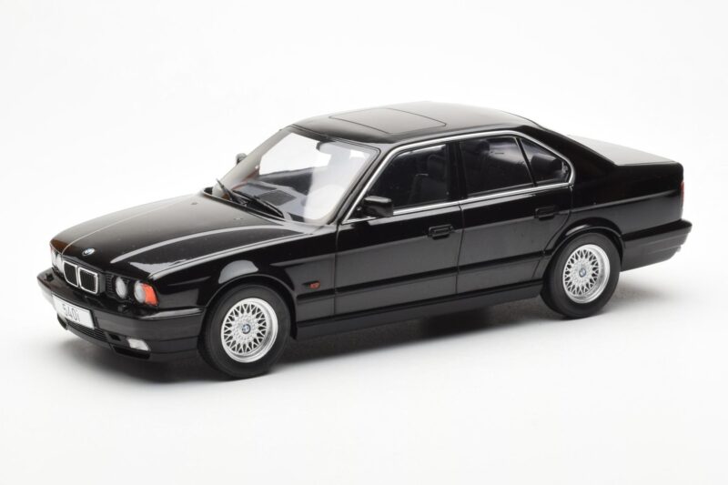 BMW 540i E34 Черен Metallic MCG 1:18