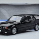 BMW 540i E34 Touring Черен Металик MCG 1:18 - image 6 of 6