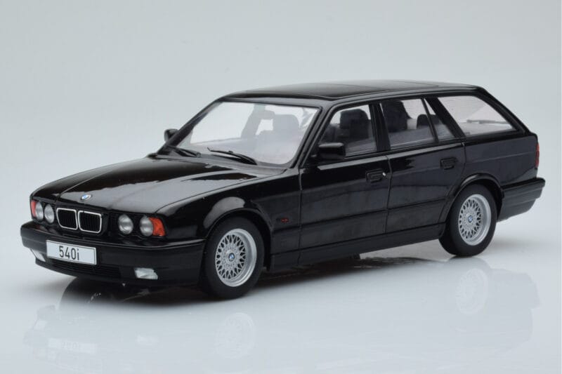 BMW 540i E34 Touring Черен Металик MCG 1:18