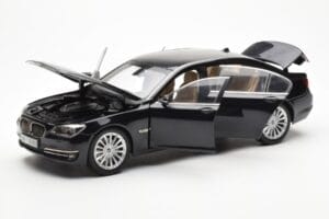 BMW 750Li F02 Facelift Carbon Черен Kyosho 1:18 08784BK Метал — снимка 2 от 8