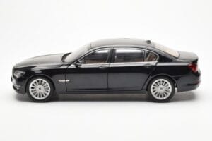 BMW 750Li F02 Facelift Carbon Черен Kyosho 1:18 08784BK Метал — снимка 4 от 8