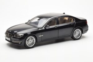 BMW 750Li F02 Facelift Carbon Черен Kyosho 1:18