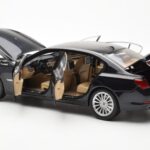 BMW 750Li F02 Facelift Carbon Черен Kyosho 1:18 - image 5 of 8