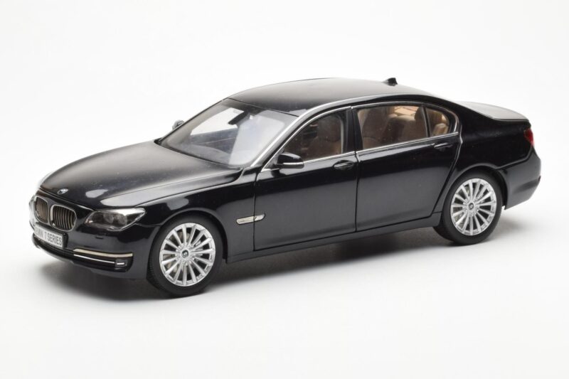 BMW 750Li F02 Facelift Carbon Черен Kyosho 1:18