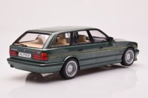 BMW Alpina B10 E34 Touring Тъмнозелен MCG 1:18 MCG18331 Метал — снимка 2 от 6