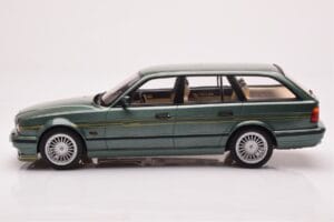 BMW Alpina B10 E34 Touring Тъмнозелен MCG 1:18 MCG18331 Метал — снимка 3 от 6