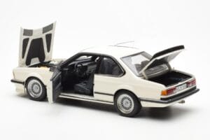 BMW M635 CSi E24 Бял Dealer Edition AUTOart 1:18 80430145829 Метал — снимка 5 от 8