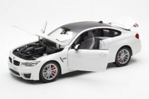 BMW M4 F82 Frozen Brilliant Бял Paragon 1:18 PA-97101 Метал — снимка 2 от 8