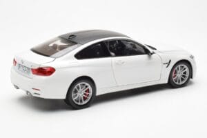 BMW M4 F82 Frozen Brilliant Бял Paragon 1:18 PA-97101 Метал — снимка 3 от 8