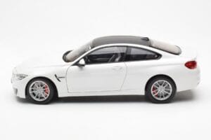 BMW M4 F82 Frozen Brilliant Бял Paragon 1:18 PA-97101 Метал — снимка 4 от 8
