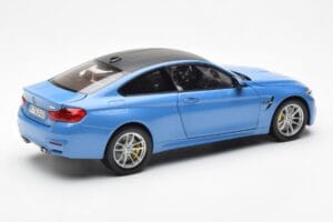 BMW M4 F82 Yas Marina Син Paragon 1:18 PA-97102 Метал — снимка 3 от 8