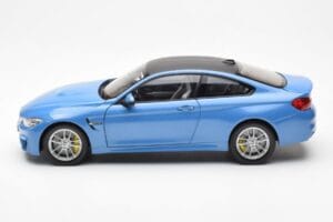 BMW M4 F82 Yas Marina Син Paragon 1:18 PA-97102 Метал — снимка 4 от 8