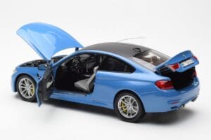 BMW M4 F82 Yas Marina Син Paragon 1:18 PA-97102 Метал — снимка 5 от 8