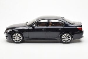 BMW M5 E60 Carbon Черен Kyosho 1:18 08593BK Метал — снимка 4 от 8
