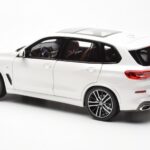 BMW X5 G05 Бял Paragon 1:18 - image 7 of 8