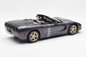 Chevrolet Corvette C5 Кабриолет Лилаво Перлено Металик UT Models 1:18 21010 Метал — снимка 2 от 6