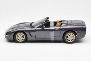 Chevrolet Corvette C5 Кабриолет Лилаво Перлено Металик UT Models 1:18 21010 Метал — снимка 3 от 6