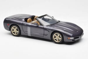 Chevrolet Corvette C5 Кабриолет Лилаво Перлено Металик UT Models 1:18 21010 Метал — снимка 4 от 6