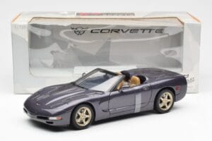 Chevrolet Corvette C5 Кабриолет Лилаво Перлено Металик UT Models 1:18 21010 Метал — снимка 6 от 6