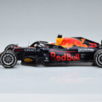Red Bull Racing RB16B #33 M. Verstappen Abu Dhabi GP F1 World Champion 2021 Minichamps 1:18 - image 3 of 6