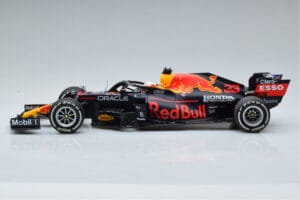 Red Bull Racing RB16B #33 M. Verstappen Abu Dhabi GP F1 World Champion 2021 Minichamps 1:18 110212333 Метал — снимка 3 от 6