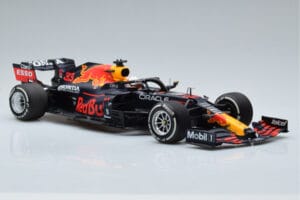 Red Bull Racing RB16B #33 M. Verstappen Abu Dhabi GP F1 World Champion 2021 Minichamps 1:18 110212333 Метал — снимка 4 от 6