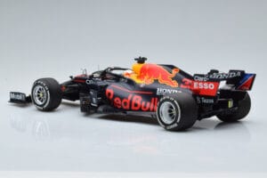 Red Bull Racing RB16B #33 M. Verstappen Abu Dhabi GP F1 World Champion 2021 Minichamps 1:18 110212333 Метал — снимка 5 от 6